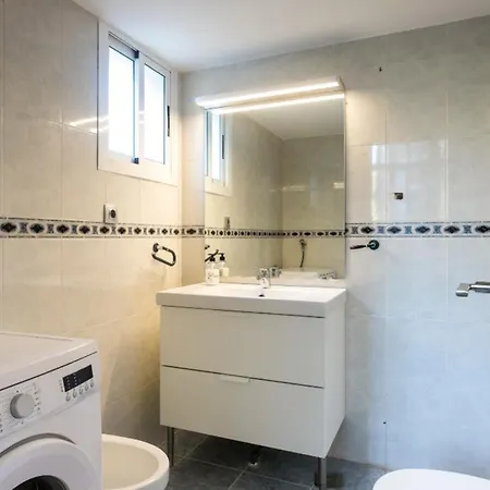 Spacious Beachside With Beautiful Sea Views 公寓 *